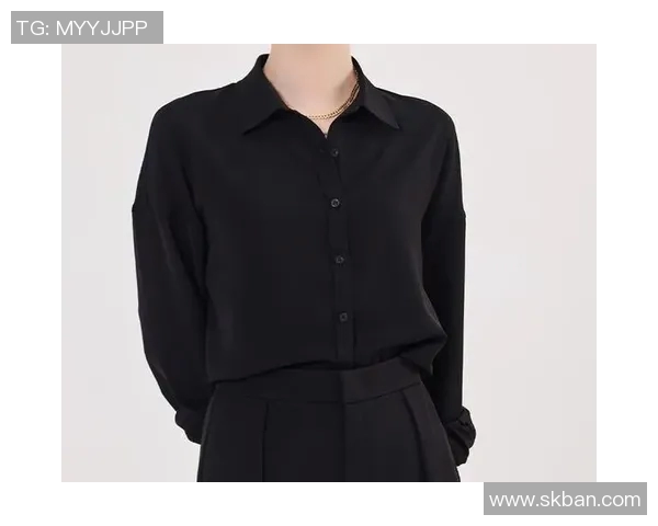 足球明星黑色衬衫女的时尚魅力与运动风格完美结合引领潮流新趋势