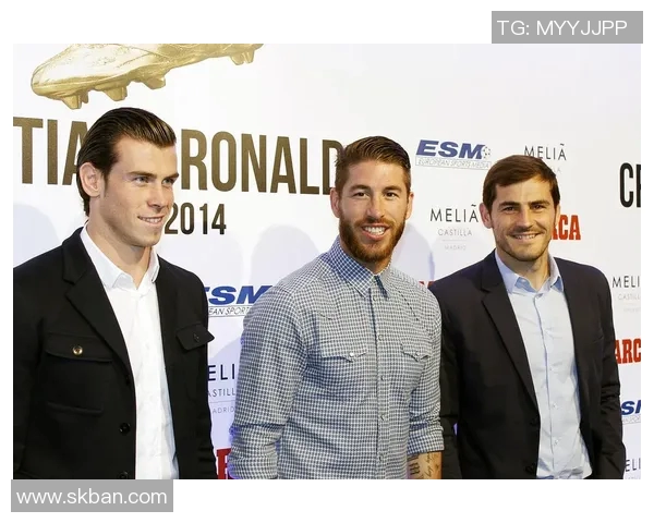 染红发的足球明星如何在赛场上展现个性与风采